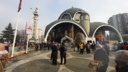 Бадник 0 Почна традиционалната прослава на Бадник пред Соборниот храм во Скопје. Пристигнаа кумовите Драган Спасов – Дац и Александар Митевски, како и здравичарот Живко Поповски – Цветин.